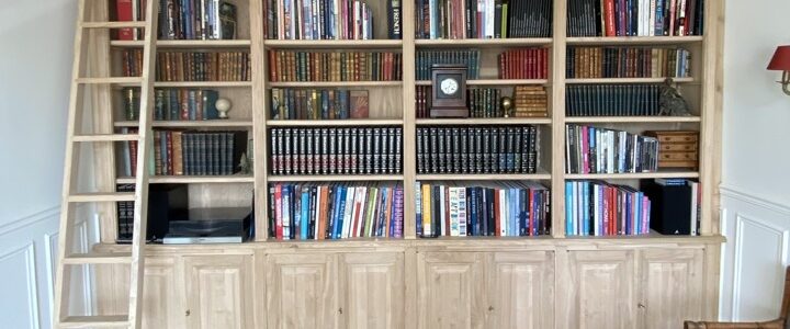 Bibliothèque intemporelle aux quatre travées en bois naturel