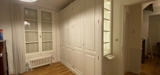 Dressing pour une chambre à l’étage avec bibliothèque latérale droite en châtaignier peint