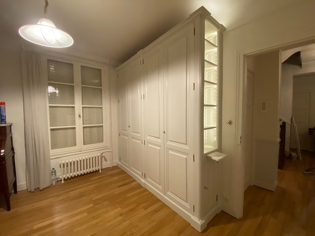 Dressing pour une chambre à l’étage avec bibliothèque latérale droite en châtaignier peint