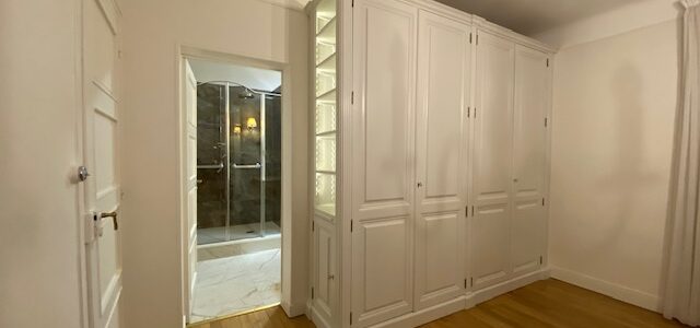 Grand dressing peint et attenant à une salle de bain luxueuse