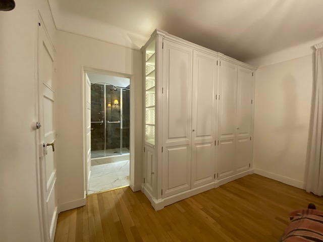 Grand dressing peint et attenant à une salle de bain luxueuse