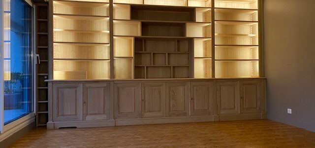 Bibliothèque avec écran plat intégré en toute discrétion
