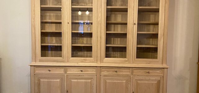 Vaisselier en bois naturel ouvrant en façade par huit portes et quatre tiroirs en ceinture