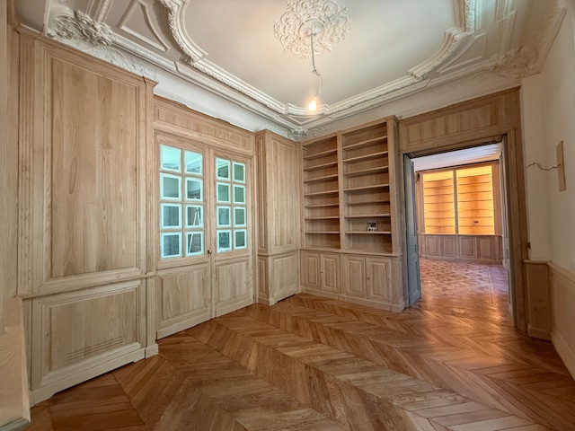 Bibliothèque d’un côté et boudoir-bar à fond de glace de l’autre