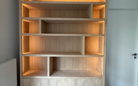 Bibliothèque contemporaine ou tout à été travaillé en 4 cm d’épaisseur