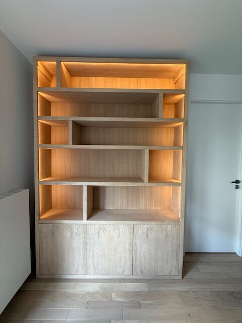 Bibliothèque contemporaine ou tout à été travaillé en 4 cm d’épaisseur