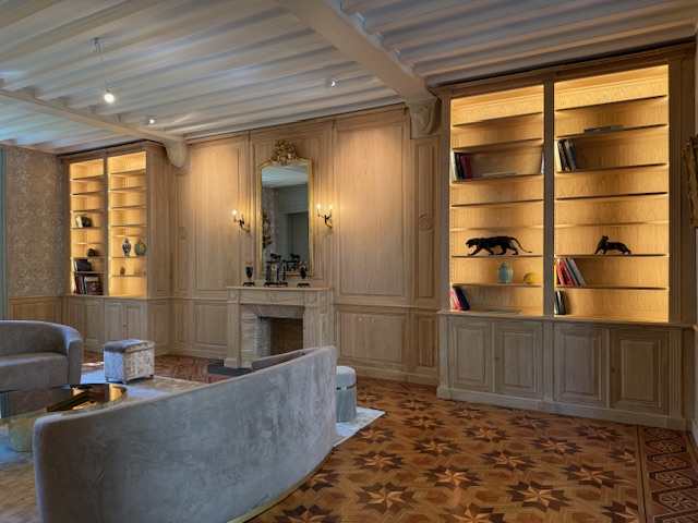 Exceptionnelle paire de bibliothèques avec boiseries, cheminée et sous bassement en châtaignier brut