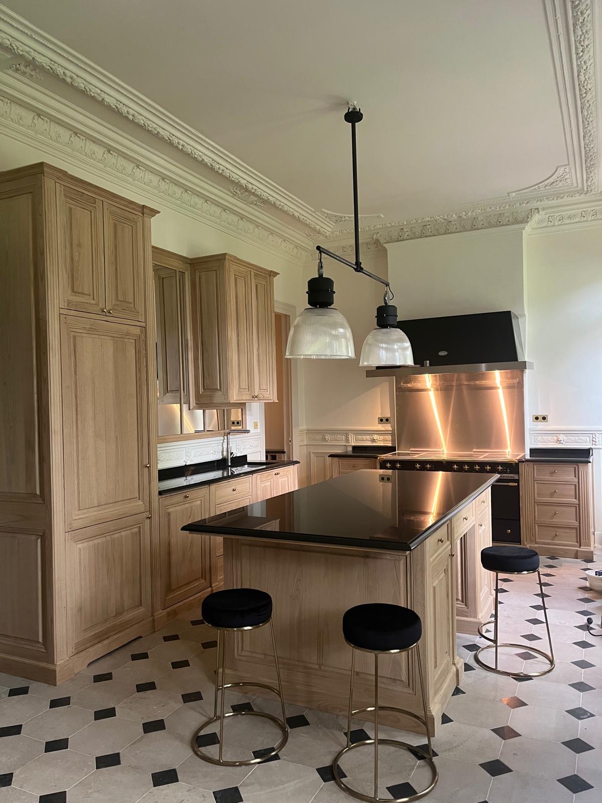 Cuisine d'exception en châtaignier pour un hôtel particulier parisien