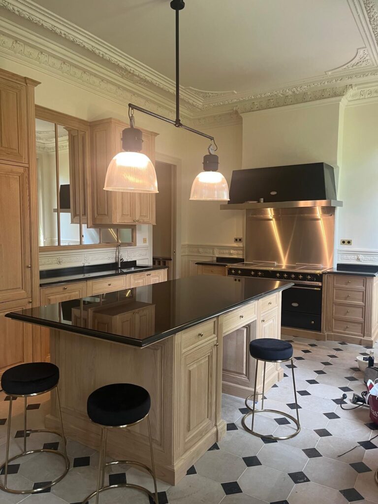 Cuisine d'exception en châtaignier pour un hôtel particulier parisien