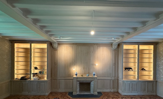 Exceptionnelle paire de bibliothèques avec boiseries, cheminée et sous bassement en châtaignier brut