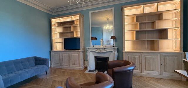 Réalisation d’une paire de bibliothèques en deux corps, sur mesure, en châtaignier brut