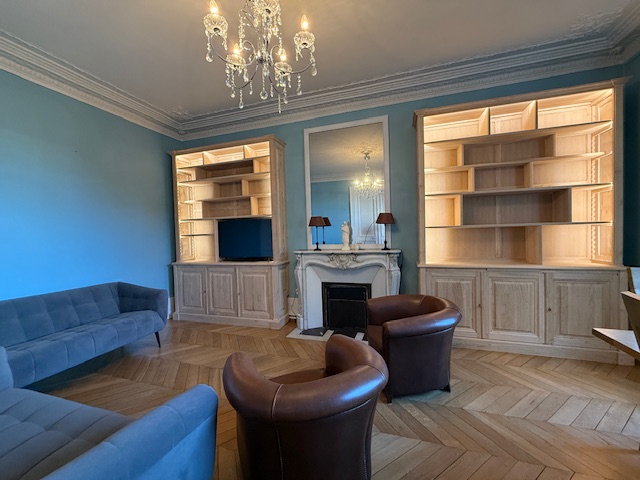 Réalisation d’une paire de bibliothèques en deux corps, sur mesure, en châtaignier brut