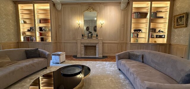 Exceptionnelle paire de bibliothèques avec boiseries, cheminée et sous bassement en châtaignier brut