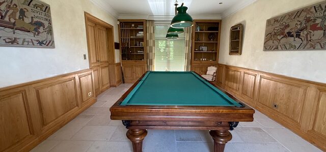 Bibliothèques et boiseries pour une salle de billard dans une belle propriété