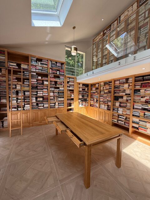Realisation d’un grand bureau et son dressing avec bibliothèque latérale