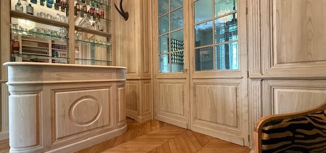 Bar à double plateaux avec les extrémités arrondis en châtaignier naturel