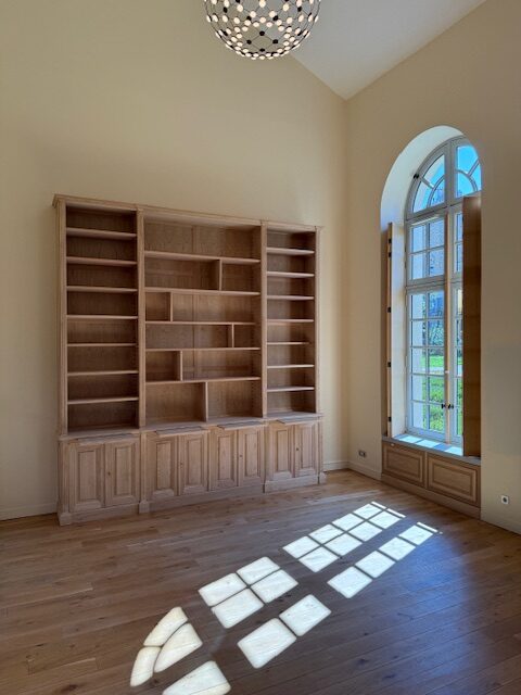 Haute bibliothèque culminant à 357 cm en châtaignier brut
