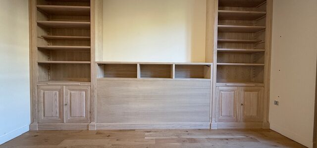 Tête de lit décorée par une paire de bibliothèques en châtaignier naturel