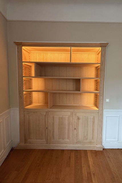 Bibliothèque conçue sur mesure dans un ancien passage de double portes