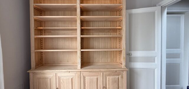 Réalisation d’une bibliothèque dans une pièce aménagée en bureau.