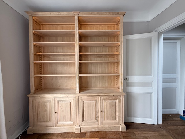 Réalisation d’une bibliothèque dans une pièce aménagée en bureau.