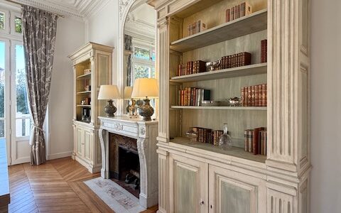 Paire de bibliothèques peintes aux chapiteaux corinthiens