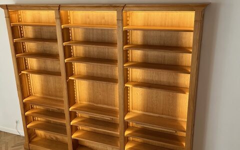 Grande bibliothèque de parquet en châtaignier ciré