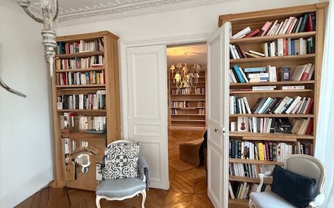 Bibliothèque dénommée Bibus en bois naturel