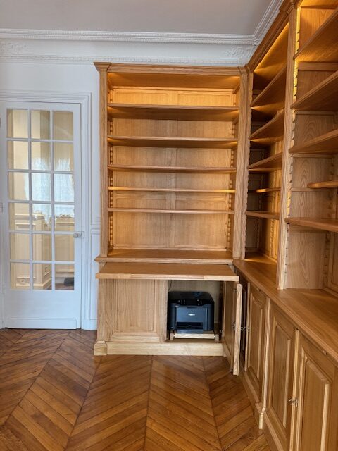 Bibliothèque Louis XVI sur mesure : l’art du sur-mesure au prix des standards