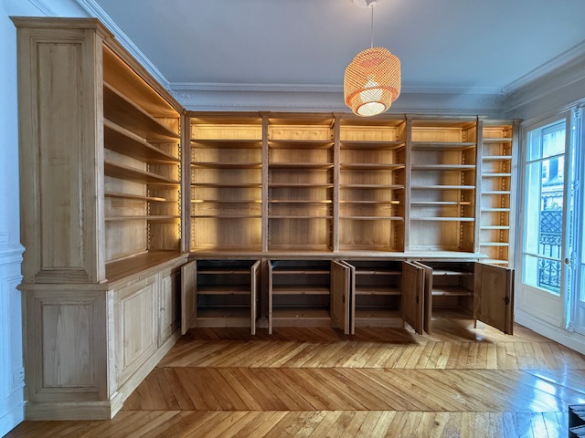 Bibliothèque Louis XVI sur mesure : l’art du sur-mesure au prix des standards