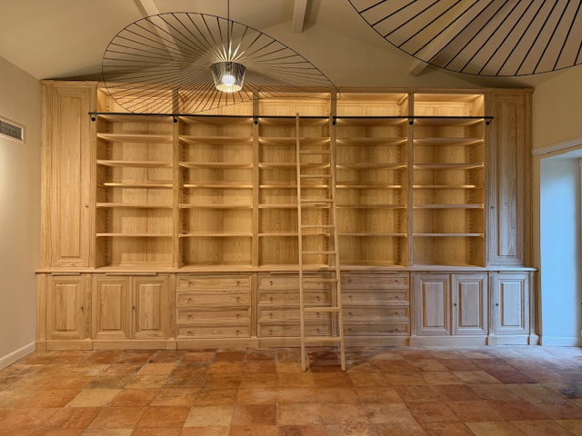 Réalisation d’une importante bibliothèque de mur à mur en châtaignier brut