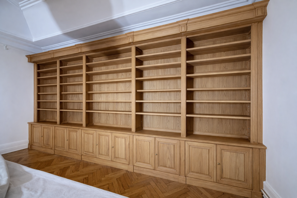 Importante bibliothèque de parquet de plus de six mètres pour une belle propriété en Normandie