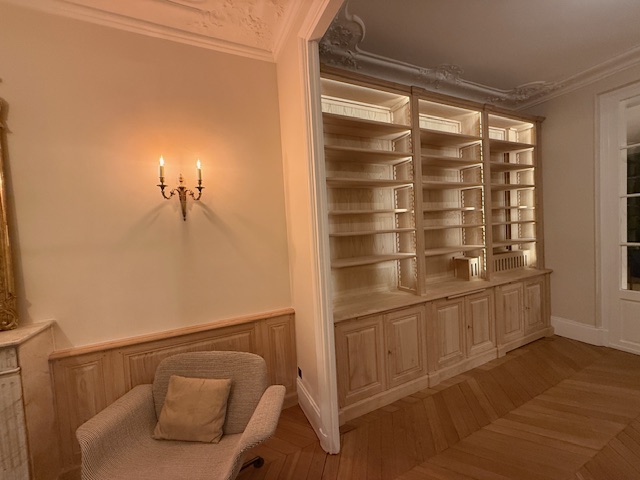 Bibliothèque intemporelle venant dissimuler un radiateur