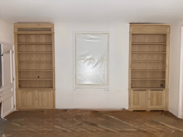 Comment dissimuler un radiateur et une sortie de climatisation en partie haute dans des bibliothèques