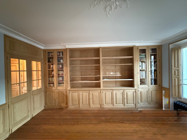 Bibliothèque, portes de communications cheminée et volets d’intérieur