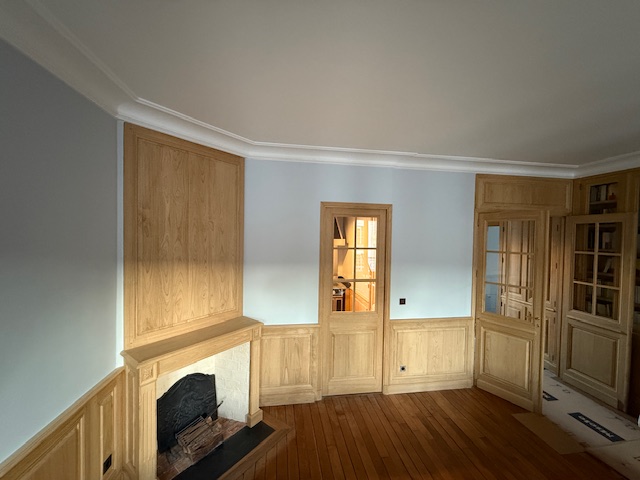 Cheminée et panneaux de boiseries en bois naturel