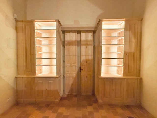 Paire de bibliothèques portes fusils pour une propriété de chasse en Maine et Loire