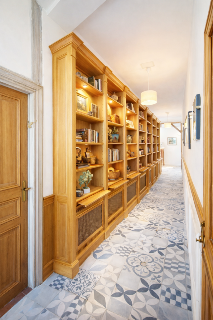 Réalisation d’une importante bibliothèque en bois de châtaignier pour un long couloir dans une propriété du Berry datant du XVIIIe siècle