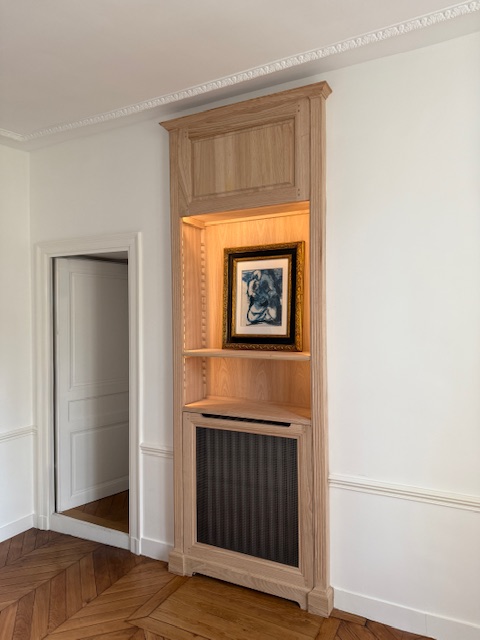 Cacher un radiateur tout en réalisant une bibliothèque surmontée de son panneau de boiserie