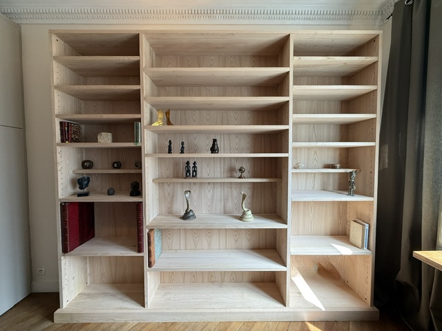 Bibliothèque contemporaine en châtaignier massif entièrement réalisée en 30 mm d’épaisseur