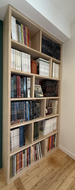 Bibliothèque BD sur mesure en châtaignier, vue de trois quarts